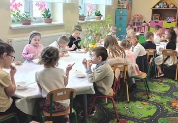 Przy Wielkanocnym stole z przedszkolakami